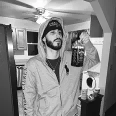 Écoutez 1999, regardez des vidéoclips, lisez la biographie, consultez les dates de tournée et plus encore !