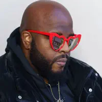 Escucha a undefined, mira vídeos musicales, lee la biografía, consulta fechas de giras y mucho más.