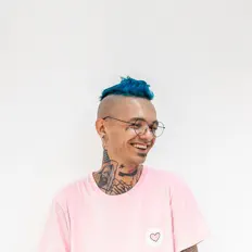 Poslechněte si interpreta Wayves, sledujte hudební videa, přečtěte si životopis, podívejte se na data turné a další informace.
