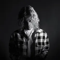 Poslechněte si interpreta Alpha Male, sledujte hudební videa, přečtěte si životopis, podívejte se na data turné a další informace.