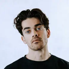 Escucha a Patrick Romeo, mira videos musicales, lee su biografía, consulta las fechas de las gira y más.