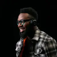 undefined을(를) 듣고, 뮤직 비디오를 보고, 약력을 읽고, 투어 일정 등을 확인하세요!