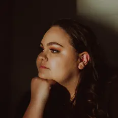 Ακούστε περιεχόμενο από Kristen, παρακολουθήστε μουσικά βίντεο, διαβάστε το βιογραφικό, δείτε ημερομηνίες περιοδείας, και πολλά ακόμη!