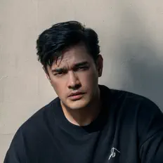 Dengarkan Ali Alvi, tonton video musik, baca bio, lihat tanggal tur & lainnya!