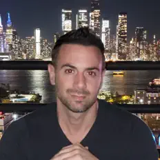 Greg Elenis सुनें, म्यूज़िक वीडियो देखें, बायो पढ़ें, दौरे की तारीखें और बहुत कुछ देखें!