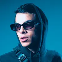 Ascolta undefined, guarda video musicali, leggi la biografia, vedi le date del tour & altro!