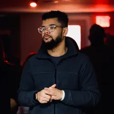 Poslechněte si interpreta MichaelAngelo, sledujte hudební videa, přečtěte si životopis, podívejte se na data turné a další informace.