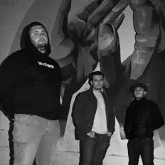 Rising Sons सुनें, म्यूज़िक वीडियो देखें, बायो पढ़ें, दौरे की तारीखें और बहुत कुछ देखें!