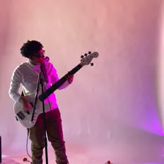 Brittany सुनें, म्यूज़िक वीडियो देखें, बायो पढ़ें, दौरे की तारीखें और बहुत कुछ देखें!