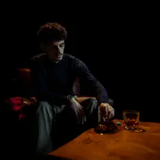 聆聽 Narrat、觀看音樂影片、閱讀小傳、查看巡演日期等！