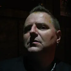 聆聽 Robert Solheim、觀看音樂影片、閱讀小傳、查看巡演日期等！