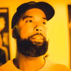 Vᵀᴴ을(를) 듣고, 뮤직 비디오를 보고, 약력을 읽고, 투어 일정 등을 확인하세요!