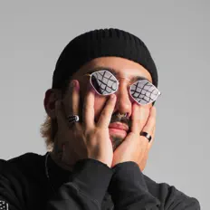 FAK FAK을(를) 듣고, 뮤직 비디오를 보고, 약력을 읽고, 투어 일정 등을 확인하세요!