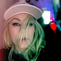 undefinedを聴いたり、ミュージックビデオを鑑賞したり、経歴やツアー日程などを確認したりしましょう！