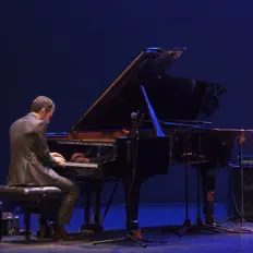 Escucha a The New York Jazz Trio, mira videos musicales, lee su biografía, consulta las fechas de las gira y más.