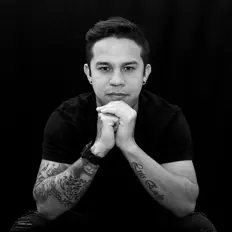 聆聽 Lucho M.、觀看音樂影片、閱讀小傳、查看巡演日期等！