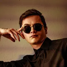 Poslechněte si interpreta Suleeking Nazlim, sledujte hudební videa, přečtěte si životopis, podívejte se na data turné a další informace.