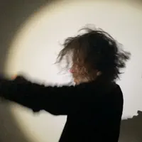 聆聽 undefined、觀看音樂影片、閱讀小傳、查看巡演日期等！