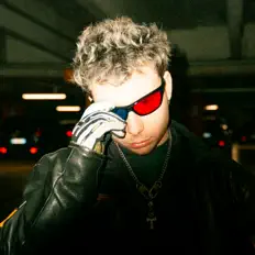 聆聽 blame、觀看音樂影片、閱讀小傳、查看巡演日期等！