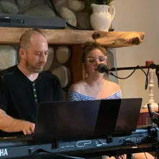 1543 सुनें, म्यूज़िक वीडियो देखें, बायो पढ़ें, दौरे की तारीखें और बहुत कुछ देखें!