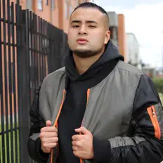 聆聽 Dee Stebang、觀看音樂影片、閱讀小傳、查看巡演日期等！