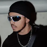 Hör dir undefined an, schau dir Musikvideos an, lies die Biografie, finde Tourdaten und mehr!