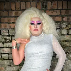 Ouve Lola Fierce, vê vídeos de música, lê a biografia, vê as datas da digressão e muito mais!