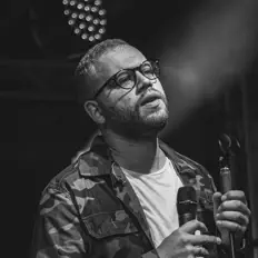 收听 TAY、观看音乐视频、阅读小传、查看巡演日期等 ！