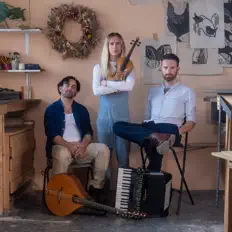 Tarren dinle, müzik videolarını izle, biyografisini oku, tur tarihlerini ve daha fazlasını gör!