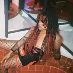 Poslechněte si interpreta Bee Honey, sledujte hudební videa, přečtěte si životopis, podívejte se na data turné a další informace.