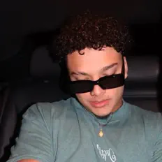 FazoXを聴いたり、ミュージックビデオを鑑賞したり、経歴やツアー日程などを確認したりしましょう！