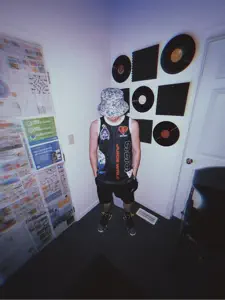 收听 LIL EBSTER、观看音乐视频、阅读小传、查看巡演日期等 ！