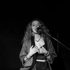 Elvie Raを聴いたり、ミュージックビデオを鑑賞したり、経歴やツアー日程などを確認したりしましょう！