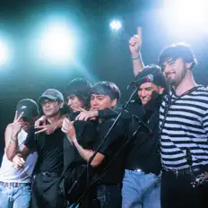 Escucha a CAPRICHO, mira videos musicales, lee su biografía, consulta las fechas de las gira y más.