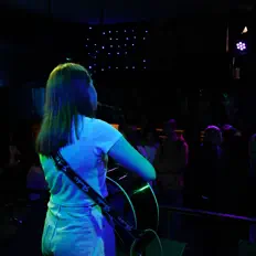 Escucha a MARI, mira videos musicales, lee su biografía, consulta las fechas de las gira y más.
