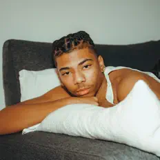 Écoutez DODO, regardez des vidéoclips, lisez la biographie, consultez les dates de tournée et plus encore !