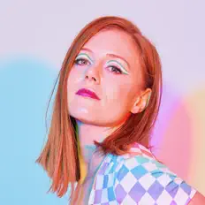 Ouve Holly Cinnamon, vê vídeos de música, lê a biografia, vê as datas da digressão e muito mais!