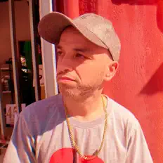 Poslechněte si interpreta Qué Pasa!, sledujte hudební videa, přečtěte si životopis, podívejte se na data turné a další informace.