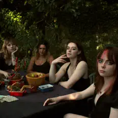 聆聽 King Violet、觀看音樂影片、閱讀小傳、查看巡演日期等！