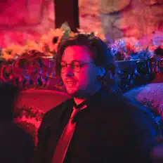 Ouve Legacy, vê vídeos de música, lê a biografia, vê as datas da digressão e muito mais!