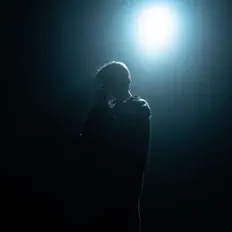 聆聽 muerte、觀看音樂影片、閱讀小傳、查看巡演日期等！