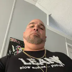 聆聽 Reala、觀看音樂影片、閱讀小傳、查看巡演日期等！