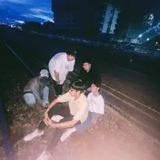 Johnを聴いたり、ミュージックビデオを鑑賞したり、経歴やツアー日程などを確認したりしましょう！