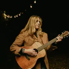 Ascolta Maggie Roberts, guarda video musicali, leggi la biografia, vedi le date del tour & altro!