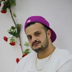 fd.を聴いたり、ミュージックビデオを鑑賞したり、経歴やツアー日程などを確認したりしましょう！