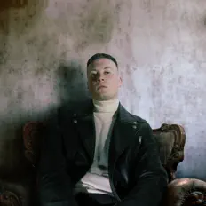 Poslechněte si interpreta Palari, sledujte hudební videa, přečtěte si životopis, podívejte se na data turné a další informace.
