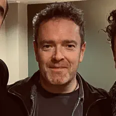 聆聽 Paul Kennedy、觀看音樂影片、閱讀小傳、查看巡演日期等！