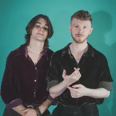 Ouça Longcoats, assista a videoclipes, leia a biografia, veja as datas das turnês e mais!