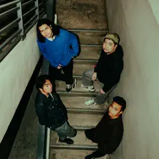 Paper Satellitesを聴いたり、ミュージックビデオを鑑賞したり、経歴やツアー日程などを確認したりしましょう！