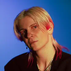 Gigolo Tearsを聴いたり、ミュージックビデオを鑑賞したり、経歴やツアー日程などを確認したりしましょう！